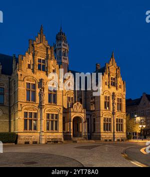 Ypres, vue depuis le beffroi des Halles de draps jusqu'au palais de justice du Grand marché dans le centre d'Ypres. Banque D'Images