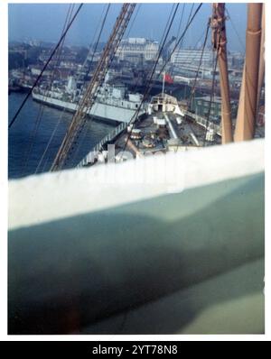 Mardi 22 octobre 1968 à bord du Queen Elizabeth Cunard Liner au quai de Southampton. Prise de l'aile bâbord du pont en regardant vers l'avant. Photo des Archives Henshaw Banque D'Images