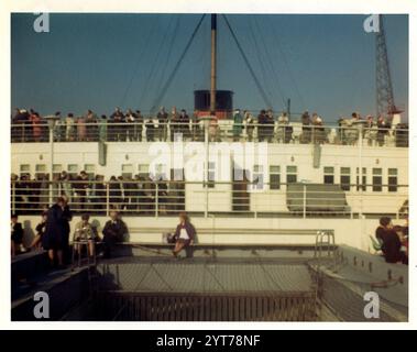 Mardi 22 octobre 1968 à bord du Queen Elizabeth Cunard Liner au quai de Southampton. Depuis le pont de quart en regardant le côté sud vers l'avant. Photo des Archives Henshaw Banque D'Images