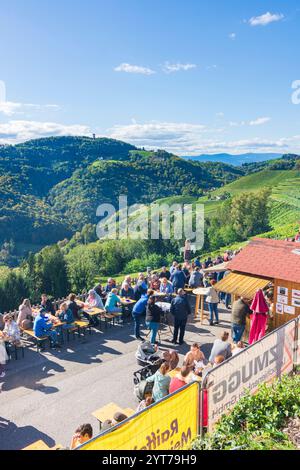 Kitzeck im Sausal, fête du vin, tables avec les visiteurs, tour d'observation au sommet Demmerkogel, vignobles, vue de Kitzeck im Sausal en Styrie du Sud, Styrie, Autriche Banque D'Images