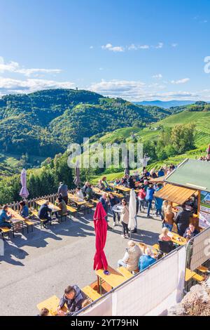 Kitzeck im Sausal, fête du vin, tables avec les visiteurs, tour d'observation au sommet Demmerkogel, vignobles, vue de Kitzeck im Sausal en Styrie du Sud, Styrie, Autriche Banque D'Images