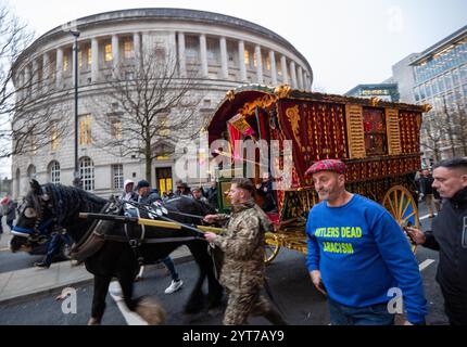 Manchester, Royaume-Uni. 06th Dec, 2024. Vendredi 6 décembre 2024. Manifestation des voyageurs et des Tziganes. Manchester Royaume-Uni. La manifestation avec une caravane tirée par un cheval tzigane a été menée par Tommy Joyce de la Gypsy Traveller League qui a pris la parole lors de la manifestation. La marche a commencé à St Peters Square Manchester Centre. La caravane a fait demi-tour à Deansgate en raison de restrictions de circulation, mais les manifestants ont continué jusqu'à la station Victoria. La police du Grand Manchester (GMP) est confrontée à des critiques et des accusations croissantes alors que les agents ont expulsé de force les enfants tsiganes et voyageurs des marchés de Noël de la ville, suscitant des allégations généralisées de discri Banque D'Images