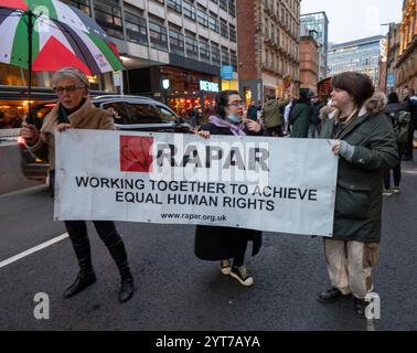 Manchester, Royaume-Uni. 06th Dec, 2024. Vendredi 6 décembre 2024. Manifestation des voyageurs et des Tziganes. Manchester Royaume-Uni. Membres de RAPAR. La manifestation avec une caravane tirée par un cheval tzigane a été menée par Tommy Joyce de la Gypsy Traveller League qui a pris la parole lors de la manifestation. La marche a commencé à St Peters Square Manchester Centre. La caravane a fait demi-tour à Deansgate en raison de restrictions de circulation, mais les manifestants ont continué jusqu'à la station Victoria. La police du Grand Manchester (GMP) est confrontée à des critiques et des accusations croissantes alors que les agents ont expulsé de force les enfants tziganes et les enfants de voyageurs des marchés de Noël de la ville, ce qui a provoqué une explosion généralisée Banque D'Images