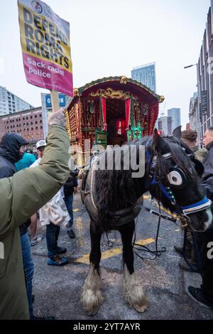 Manchester, Royaume-Uni. 06th Dec, 2024. Vendredi 6 décembre 2024. Manifestation des voyageurs et des Tziganes. Manchester Royaume-Uni. La manifestation avec une caravane tirée par un cheval tzigane a été menée par Tommy Joyce de la Gypsy Traveller League qui a pris la parole lors de la manifestation. La marche a commencé à St Peters Square Manchester Centre. La caravane a fait demi-tour à Deansgate en raison de restrictions de circulation, mais les manifestants ont continué jusqu'à la station Victoria. La police du Grand Manchester (GMP) est confrontée à des critiques et des accusations croissantes alors que les agents ont expulsé de force les enfants tsiganes et voyageurs des marchés de Noël de la ville, suscitant des allégations généralisées de discri Banque D'Images