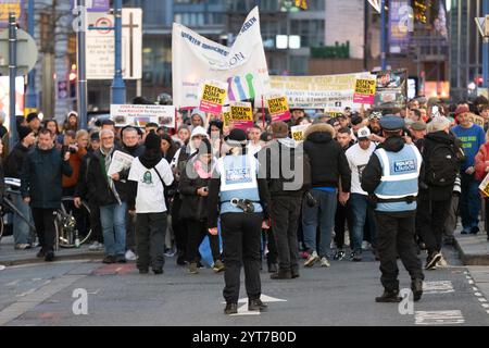 Manchester, Royaume-Uni. 06th Dec, 2024. Vendredi 6 décembre 2024. Manifestation des voyageurs et des Tziganes. Manchester Royaume-Uni. La manifestation avec une caravane tirée par un cheval tzigane a été menée par Tommy Joyce de la Gypsy Traveller League qui a pris la parole lors de la manifestation. La marche a commencé à St Peters Square Manchester Centre. La caravane a fait demi-tour à Deansgate en raison de restrictions de circulation, mais les manifestants ont continué jusqu'à la station Victoria. La police du Grand Manchester (GMP) est confrontée à des critiques et des accusations croissantes alors que les agents ont expulsé de force les enfants tsiganes et voyageurs des marchés de Noël de la ville, suscitant des allégations généralisées de discri Banque D'Images