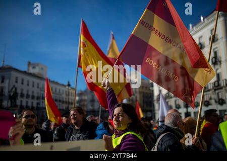 Madrid, Espagne. 06th Dec, 2024. Les partisans de l'extrême droite arborant des drapeaux espagnols, lors d'une manifestation à la Puerta del sol, réclamant le jour du non-Constitution. L'Espagne commémore le 46e anniversaire de la Constitution espagnole. Crédit : SOPA images Limited/Alamy Live News Banque D'Images