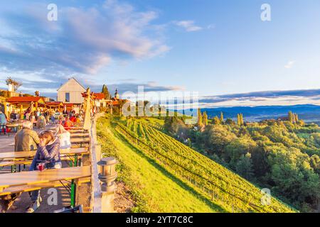 Kitzeck im Sausal, fête du vin, tables avec les visiteurs, vignobles, église Kitzeck im Sausal en Styrie du Sud, Styrie, Autriche Banque D'Images