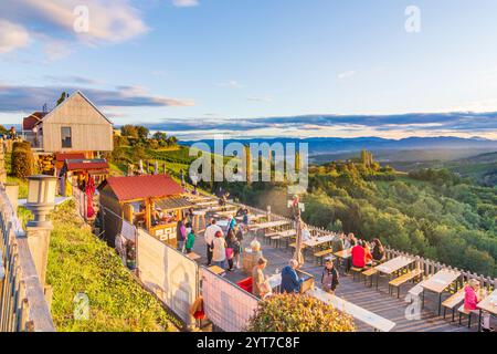 Kitzeck im Sausal, fête du vin, tables avec les visiteurs, vignobles en Styrie du Sud, Styrie, Autriche Banque D'Images