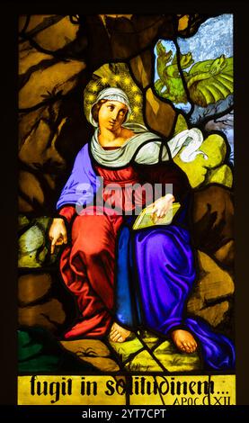 Milan, Italie - 28 juillet 2024 : fenêtres en verre coloré de l'église du Duomo - cathédrale de Milan, XVIe siècle Banque D'Images