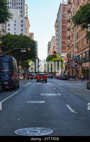 Scène de rue animée du centre-ville de Los Angeles avec circulation et piétons Banque D'Images