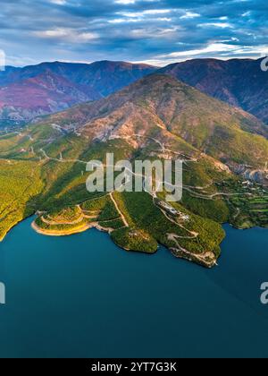 Lac Komani sur la rivière Drin entre Skohdra et Koman dans le nord de l'Albanie, Balkans, Europe de l'est, Alpes albanaises Banque D'Images
