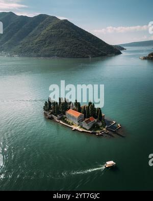 Baie de Kotor au Monténégro sur l'Adriatique, en particulier l'île George et l'église notre-Dame, Rocks in Perast Banque D'Images