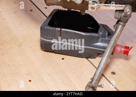 Le processus de vidange de l'huile d'un moteur de moto. Mise à niveau d'huile moteur. Remplacement du filtre à huile dans un moteur de moto Banque D'Images