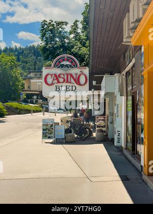 Lac de Bled, Slovénie - 28 juin 2024 : le grand casino soupire devant le bâtiment de la rue Cesta Svobode Banque D'Images
