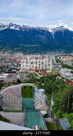 Une vue de dessus passionnante du stade de saut à ski de Bergisel à l'Innsbruck. En arrière-plan - Alpes majestueuses avec des sommets enneigés. 19 mai 2023. Auberges Banque D'Images