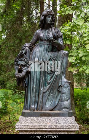 Pétersbourg, Russie - 10 juillet 2019 : Pavlovsky Park. Douze routes. Dieux grecs en bronze. Banque D'Images