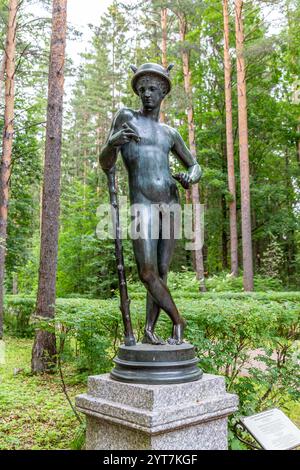 Pétersbourg, Russie - 10 juillet 2019 : Pavlovsky Park. Douze routes. Dieux grecs en bronze. Banque D'Images