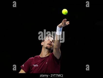 6 décembre 2024 ; Copper Box Arena, Stratford, Londres, Angleterre; Ultimate Tennis Showdown Grand final jour 1 ; Thanasi Kokkinakis sert à Ugo Humbert Banque D'Images