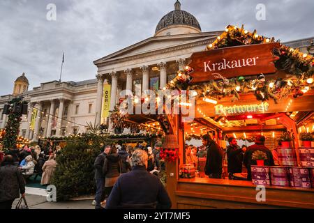 Londres, Royaume-Uni. 06th Dec, 2024. Touristes et visiteurs se promènent le long des nombreux stands festifs de cadeaux, de nourriture et de boissons au marché de Noël de Trafalgar Square le jour de la Saint-Nicolas, également appelé la fête de Saint-Nicolas. Le 6 décembre est célébré dans de nombreux pays chrétiens occidentaux en l’honneur de Saint Nicolas de Myra, évêque avec la réputation d’être un généreux porteur de dons. Crédit : Imageplotter/Alamy Live News Banque D'Images