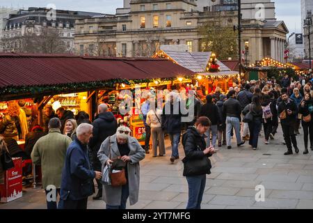 Londres, Royaume-Uni. 06th Dec, 2024. Touristes et visiteurs se promènent le long des nombreux stands festifs de cadeaux, de nourriture et de boissons au marché de Noël de Trafalgar Square le jour de la Saint-Nicolas, également appelé la fête de Saint-Nicolas. Le 6 décembre est célébré dans de nombreux pays chrétiens occidentaux en l’honneur de Saint Nicolas de Myra, évêque avec la réputation d’être un généreux porteur de dons. Crédit : Imageplotter/Alamy Live News Banque D'Images