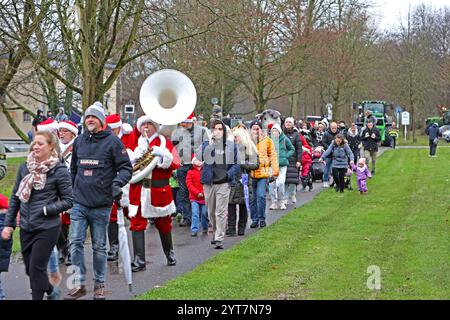 Traditionelle Landung des Nikolaus in Essen Nach der Landung des Nikolaus in einem Hubschrauber GAB es einen Traktorkorso mit den Kindern und deren Eltern entlang der Ruhr bis in den Essener Ortsteil Steele. Essen Nordrhein-Westfalen Deutschland Steele *** débarquement traditionnel de tous Nicholas à Essen après avoir atterri Nicholas dans un hélicoptère, il y a eu une procession de tracteur avec les enfants et leurs parents le long de la Ruhr jusqu'au quartier Essen de Steele Essen Rhénanie-du-Nord-Westphalie Allemagne Steele Banque D'Images