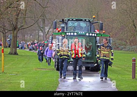 Traditionelle Landung des Nikolaus in Essen Nach der Landung des Nikolaus in einem Hubschrauber GAB es einen Traktorkorso mit den Kindern und deren Eltern entlang der Ruhr bis in den Essener Ortsteil Steele. Essen Nordrhein-Westfalen Deutschland Steele *** débarquement traditionnel de tous Nicholas à Essen après avoir atterri Nicholas dans un hélicoptère, il y a eu une procession de tracteur avec les enfants et leurs parents le long de la Ruhr jusqu'au quartier Essen de Steele Essen Rhénanie-du-Nord-Westphalie Allemagne Steele Banque D'Images