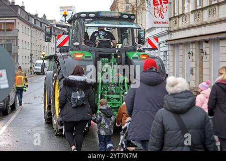 Traditionelle Landung des Nikolaus in Essen Nach der Landung des Nikolaus in einem Hubschrauber GAB es einen Traktorkorso mit den Kindern und deren Eltern entlang der Ruhr bis in den Essener Ortsteil Steele. Essen Nordrhein-Westfalen Deutschland Steele *** débarquement traditionnel de tous Nicholas à Essen après avoir atterri Nicholas dans un hélicoptère, il y a eu une procession de tracteur avec les enfants et leurs parents le long de la Ruhr jusqu'au quartier Essen de Steele Essen Rhénanie-du-Nord-Westphalie Allemagne Steele Banque D'Images