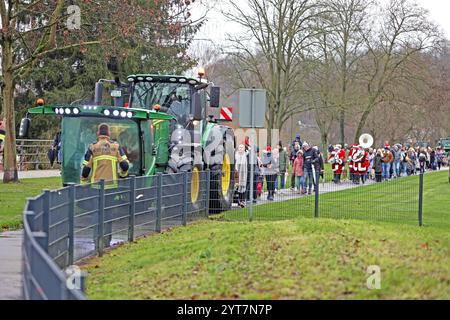 Traditionelle Landung des Nikolaus in Essen Nach der Landung des Nikolaus in einem Hubschrauber GAB es einen Traktorkorso mit den Kindern und deren Eltern entlang der Ruhr bis in den Essener Ortsteil Steele. Essen Nordrhein-Westfalen Deutschland Steele *** débarquement traditionnel de tous Nicholas à Essen après avoir atterri Nicholas dans un hélicoptère, il y a eu une procession de tracteur avec les enfants et leurs parents le long de la Ruhr jusqu'au quartier Essen de Steele Essen Rhénanie-du-Nord-Westphalie Allemagne Steele Banque D'Images