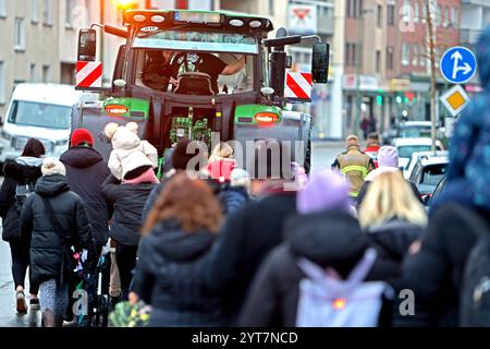 Traditionelle Landung des Nikolaus in Essen Nach der Landung des Nikolaus in einem Hubschrauber GAB es einen Traktorkorso mit den Kindern und deren Eltern entlang der Ruhr bis in den Essener Ortsteil Steele. Essen Nordrhein-Westfalen Deutschland Steele *** débarquement traditionnel de tous Nicholas à Essen après avoir atterri Nicholas dans un hélicoptère, il y a eu une procession de tracteur avec les enfants et leurs parents le long de la Ruhr jusqu'au quartier Essen de Steele Essen Rhénanie-du-Nord-Westphalie Allemagne Steele Banque D'Images