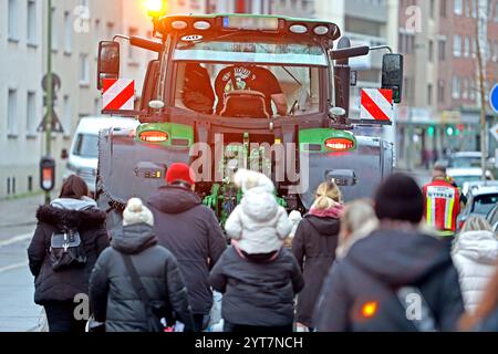 Traditionelle Landung des Nikolaus in Essen Nach der Landung des Nikolaus in einem Hubschrauber GAB es einen Traktorkorso mit den Kindern und deren Eltern entlang der Ruhr bis in den Essener Ortsteil Steele. Essen Nordrhein-Westfalen Deutschland Steele *** débarquement traditionnel de tous Nicholas à Essen après avoir atterri Nicholas dans un hélicoptère, il y a eu une procession de tracteur avec les enfants et leurs parents le long de la Ruhr jusqu'au quartier Essen de Steele Essen Rhénanie-du-Nord-Westphalie Allemagne Steele Banque D'Images