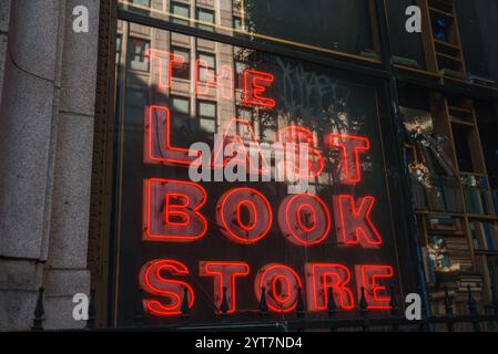 Enseigne néon de la dernière librairie avec Urban Reflection à Los Angeles Banque D'Images