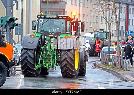 Traditionelle Landung des Nikolaus in Essen Nach der Landung des Nikolaus in einem Hubschrauber GAB es einen Traktorkorso mit den Kindern und deren Eltern entlang der Ruhr bis in den Essener Ortsteil Steele. Essen Nordrhein-Westfalen Deutschland Steele *** débarquement traditionnel de tous Nicholas à Essen après avoir atterri Nicholas dans un hélicoptère, il y a eu une procession de tracteur avec les enfants et leurs parents le long de la Ruhr jusqu'au quartier Essen de Steele Essen Rhénanie-du-Nord-Westphalie Allemagne Steele Banque D'Images