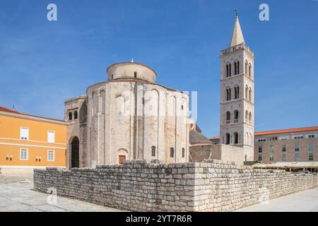 Église catholique romaine de donatus de l'époque byzantine dans le centre historique d'une vieille ville sur la Méditerranée. Vieille église ronde en pierre blanche, Donatus de Zadar, Dalmatie, Croatie Banque D'Images