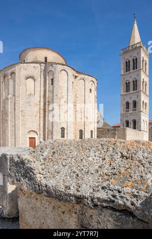 Église catholique romaine de donatus de l'époque byzantine dans le centre historique d'une vieille ville sur la Méditerranée. Vieille église ronde en pierre blanche, Donatus de Zadar, Dalmatie, Croatie Banque D'Images