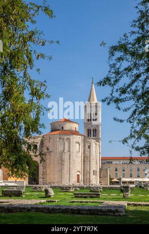 Église catholique romaine de donatus de l'époque byzantine dans le centre historique d'une vieille ville sur la Méditerranée. Vieille église ronde en pierre blanche, Donatus de Zadar, Dalmatie, Croatie Banque D'Images