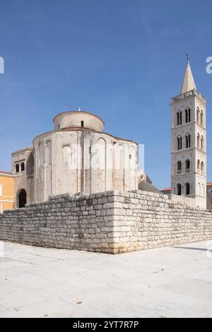 Église catholique romaine de donatus de l'époque byzantine dans le centre historique d'une vieille ville sur la Méditerranée. Vieille église ronde en pierre blanche, Donatus de Zadar, Dalmatie, Croatie Banque D'Images