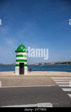 Petit phare vert et blanc au port. Bel immeuble dans la vieille ville historique de Zadar, mer Adriatique, Dalmatie, Croatie Banque D'Images