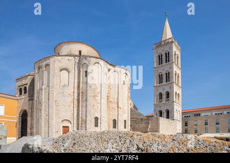 Église catholique romaine de donatus de l'époque byzantine dans le centre historique d'une vieille ville sur la Méditerranée. Vieille église ronde en pierre blanche, Donatus de Zadar, Dalmatie, Croatie Banque D'Images