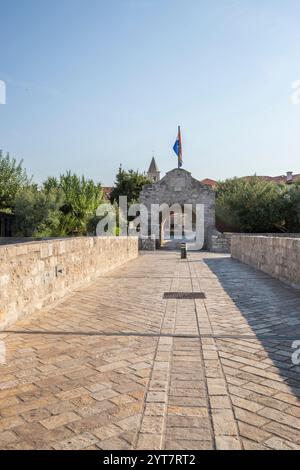 Horizon d'une petite ville méditerranéenne, centre-ville historique avec des remparts massifs sur une île dans une baie ou un lagon. Ambiance matinale à Nin, Zadar, Dalmatie, Croatie, mer Adriatique Banque D'Images