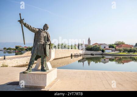 Horizon d'une petite ville méditerranéenne, centre-ville historique avec des remparts massifs sur une île dans une baie ou un lagon. Ambiance matinale à Nin, Zadar, Dalmatie, Croatie, mer Adriatique Banque D'Images