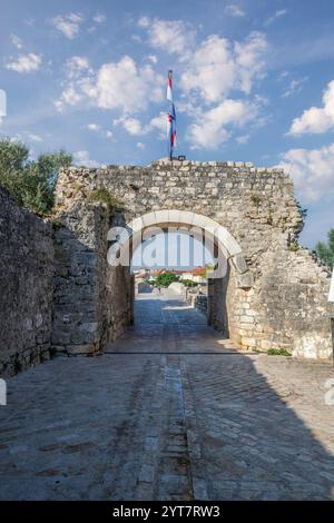 Horizon d'une petite ville méditerranéenne, centre-ville historique avec des remparts massifs sur une île dans une baie ou un lagon. Ambiance matinale à Nin, Zadar, Dalmatie, Croatie, mer Adriatique Banque D'Images