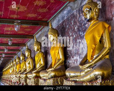 Bangkok, Thaïlande - 16 janvier 2020 : statues de Bouddha dans le Wat Suthatthepwararam (ou Wat Suthat Thepwararam). Banque D'Images