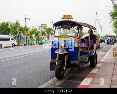 Bangkok, Thaïlande - 16 janvier 2020 : taxi TUC Thaï traditionnel près du Grand Palais. Banque D'Images