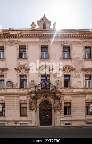 Vieux bâtiments joliment décorés dans une vieille ville historique. Photo du centre-ville de la ville de cinq églises, Pecs, Del-Dunantul, Hongrie Banque D'Images