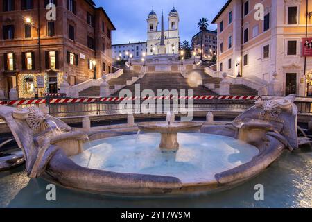 Vue sur une belle ville romaine historique. À l'un des sites touristiques, avec de vieux bâtiments et un flair urbain. Lever de soleil matinal sur les marches espagnoles Scalinata di Trinita dei Monti, Rome, Italie Banque D'Images