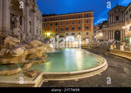 Vue sur une belle ville romaine historique. À l'un des sites touristiques, avec de vieux bâtiments et un flair urbain. Lever de soleil matinal sur les marches espagnoles Scalinata di Trinita dei Monti, Rome, Italie Banque D'Images