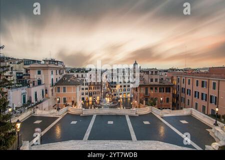 Vue sur une belle ville romaine historique. À l'un des sites touristiques, avec de vieux bâtiments et un flair urbain. Lever de soleil matinal sur les marches espagnoles Scalinata di Trinita dei Monti, Rome, Italie Banque D'Images