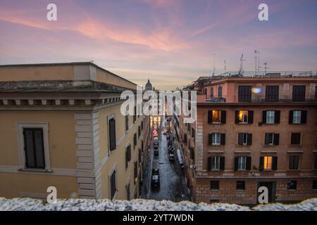Vue sur une belle ville romaine historique. À l'un des sites touristiques, avec de vieux bâtiments et un flair urbain. Lever de soleil matinal sur les marches espagnoles Scalinata di Trinita dei Monti, Rome, Italie Banque D'Images