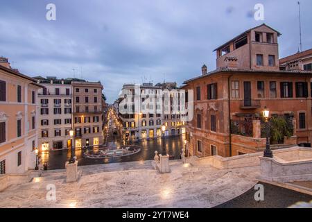 Vue sur une belle ville romaine historique. À l'un des sites touristiques, avec de vieux bâtiments et un flair urbain. Lever de soleil matinal sur les marches espagnoles Scalinata di Trinita dei Monti, Rome, Italie Banque D'Images