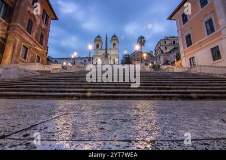 Vue sur une belle ville romaine historique. À l'un des sites touristiques, avec de vieux bâtiments et un flair urbain. Lever de soleil matinal sur les marches espagnoles Scalinata di Trinita dei Monti, Rome, Italie Banque D'Images